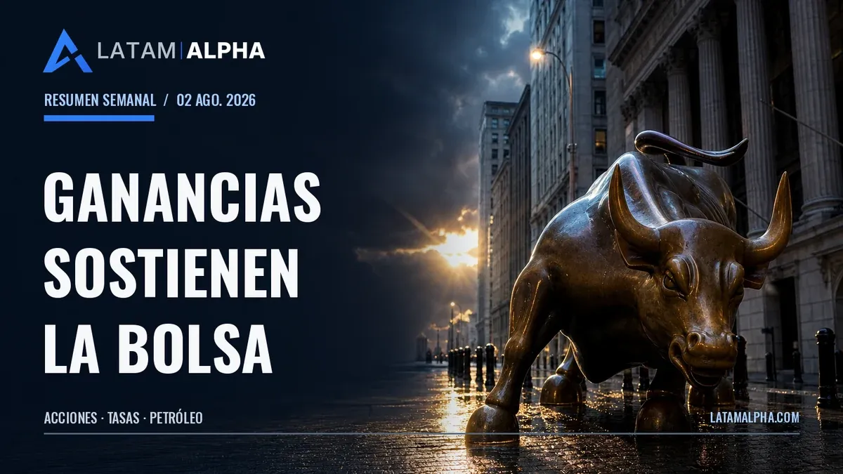 El toro de Wall Street avanza bajo un cielo cargado, con luz dorada reflejada en el pavimento mojado.