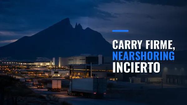 Camiones recorren un corredor industrial de Monterrey bajo el Cerro de la Silla, con el llamado Carry firme, nearshoring incierto.