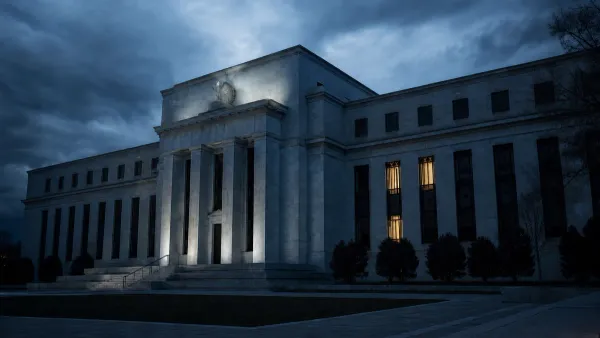Fachada de un banco central en tonos azul oscuro, con tres ventanas iluminadas en ámbar que sugieren la división en la decisión de tasas.