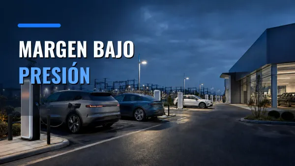 Autos eléctricos conectados a cargadores frente a una subestación y un concesionario en Europa.