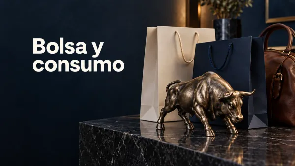 Escultura de toro delante de bolsas de compras y un bolso de viaje, con el texto Bolsa y consumo.